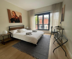 Spacious and bright 2BDR next to QVM in CBD, parking